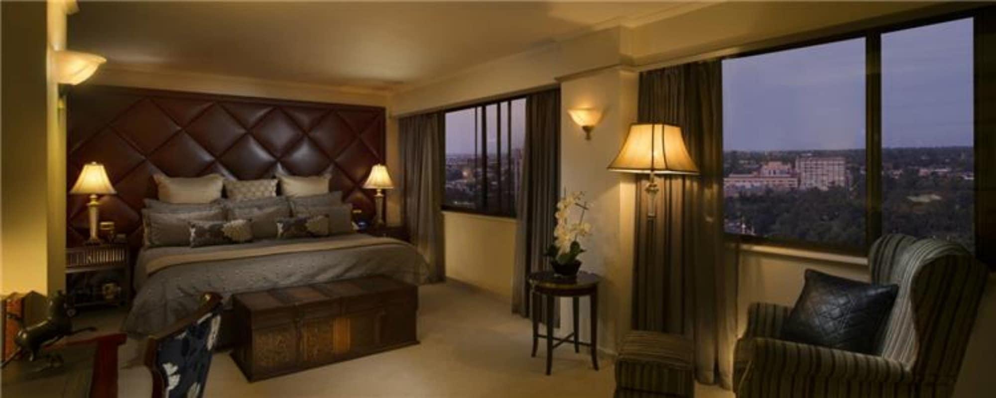 Stamford Plaza Adelaide Hotel ภายนอก รูปภาพ A bedroom at the Ritz-Carlton