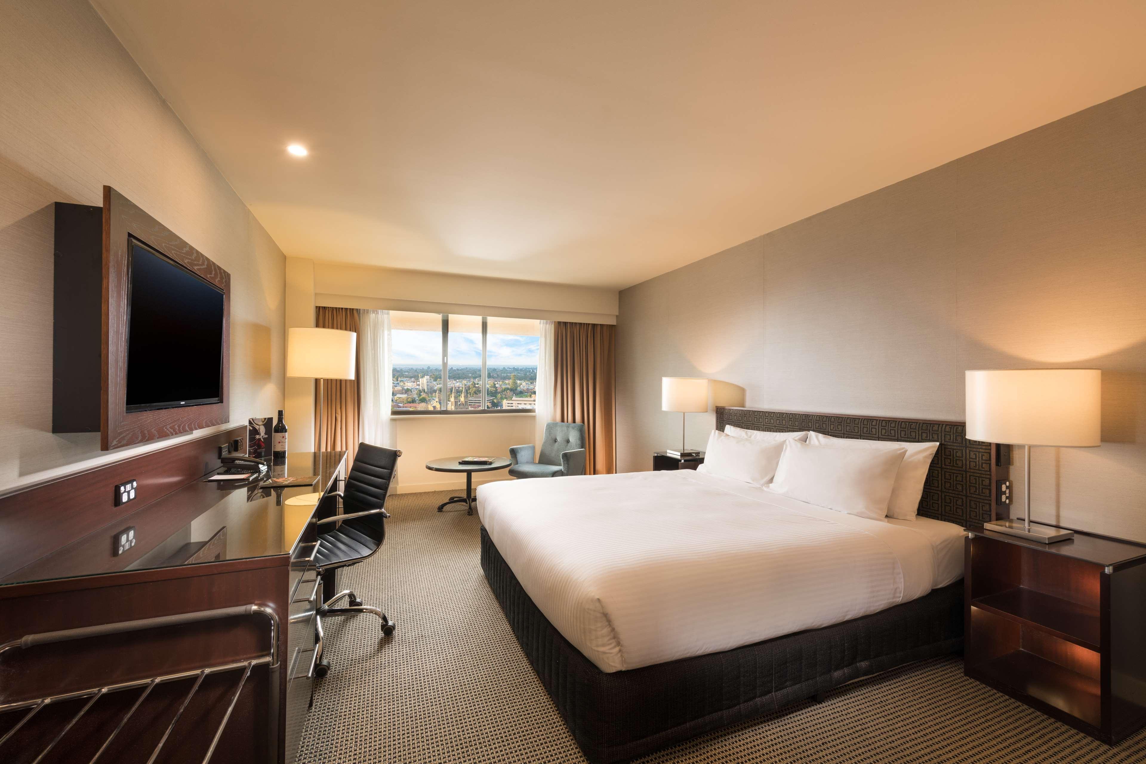 Stamford Plaza Adelaide Hotel ภายนอก รูปภาพ A guest room at the Hilton San Francisco