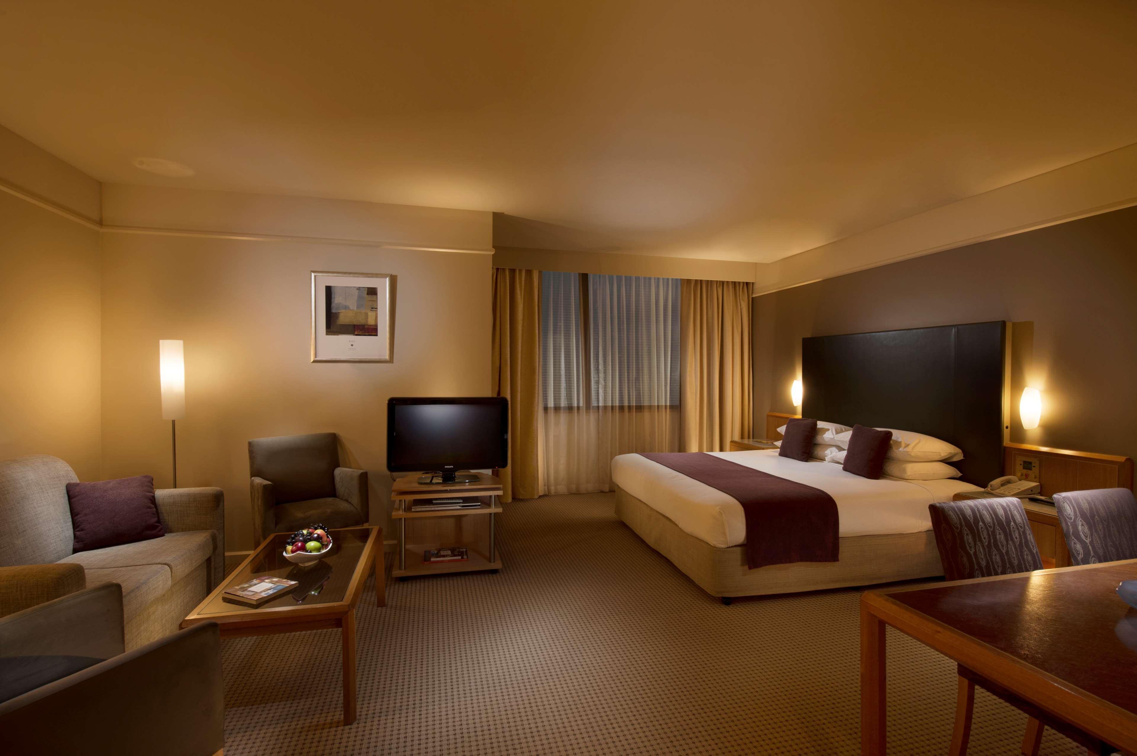 Stamford Plaza Adelaide Hotel ห้อง รูปภาพ A suite at the Crowne Plaza Hotel, Parramatta, Australia