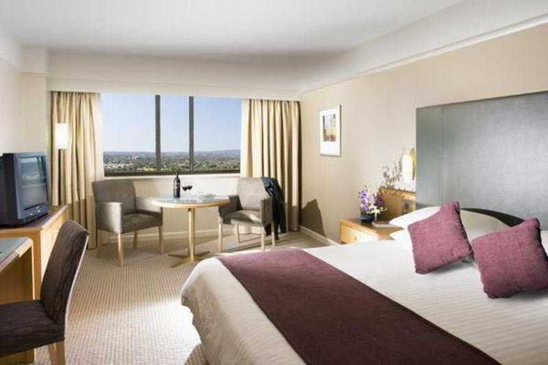 Stamford Plaza Adelaide Hotel ห้อง รูปภาพ A room at the Hilton Birmingham International